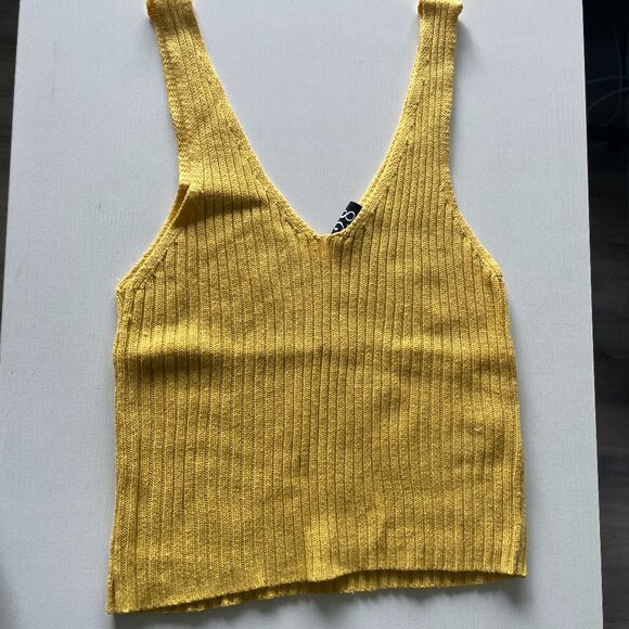 Project 28 NYC Top Womens Size L Yellow V Neck Ribbed Knit Sleeveless stretchy - Picture 1 of 4